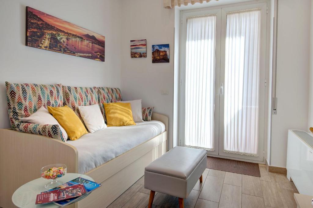 mały salon z kanapą i stołem w obiekcie La Preziosa Apartment w mieście Neapol