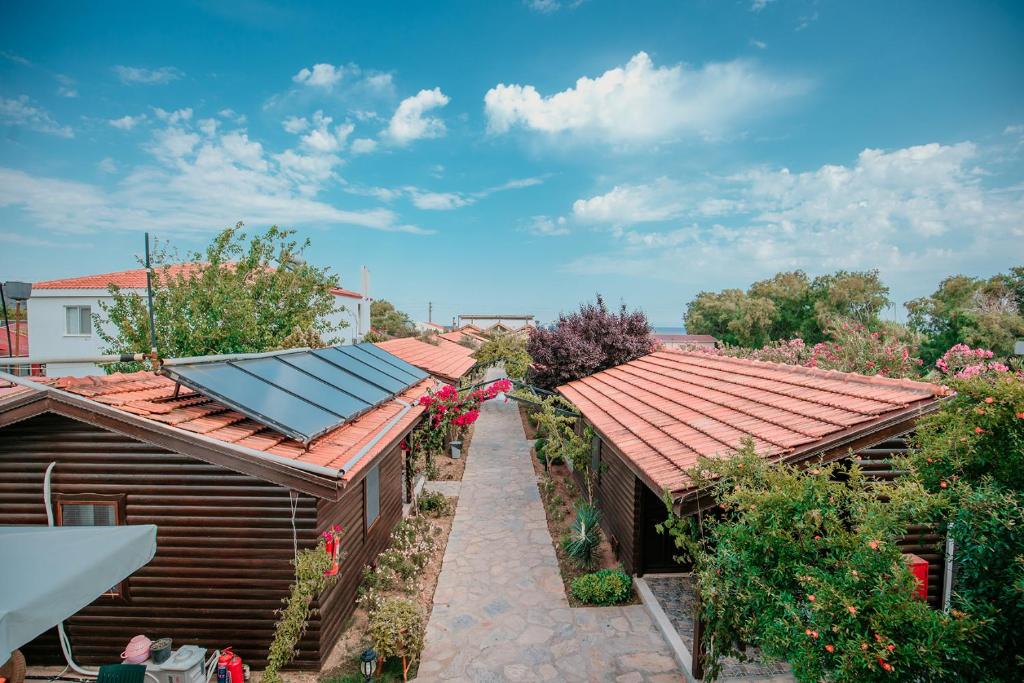 uma vista superior de uma casa com painéis solares nos telhados em ÇUHADAR AHŞAP EVLERİ em Datça