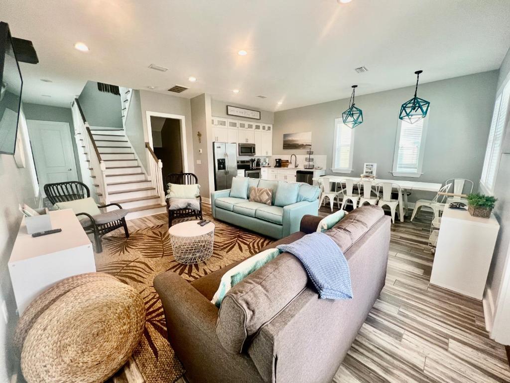 Зона вітальні в Gorgeous 3 BR Home Across from the Beach with Community Pool