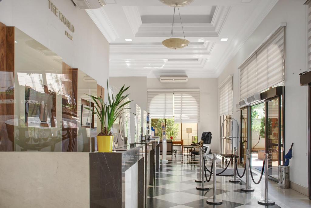 a store with a lobby with tables and chairs at Hotel Vila Olimpia Cozinha Piscina Academia in Sao Paulo
