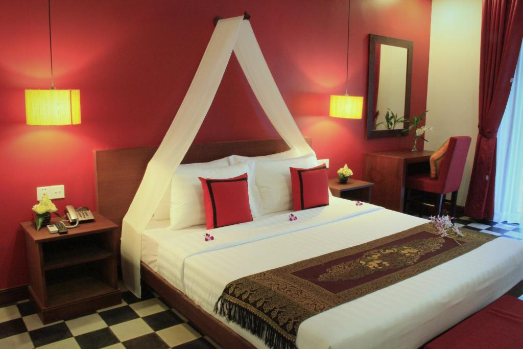 Postel nebo postele na pokoji v ubytování Mekong Angkor Palace Hotel