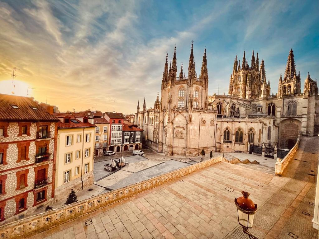 Blick auf eine Kathedrale und eine Stadt in der Unterkunft BELLA VISTA Catedral-Apartamentos Burgos Catedral in Burgos