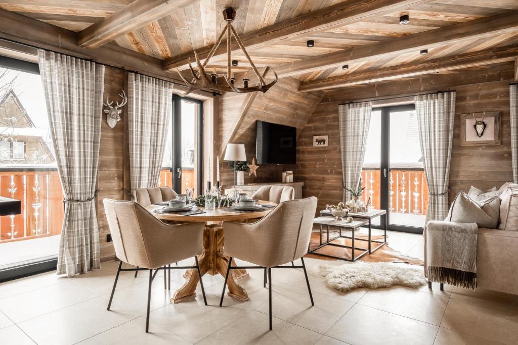 a dining room with a table and chairs at Sichlańskie Spanie in Murzasichle