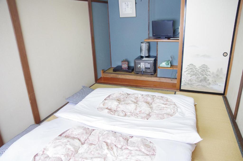 Postel nebo postele na pokoji v ubytování Ryokan Takayama