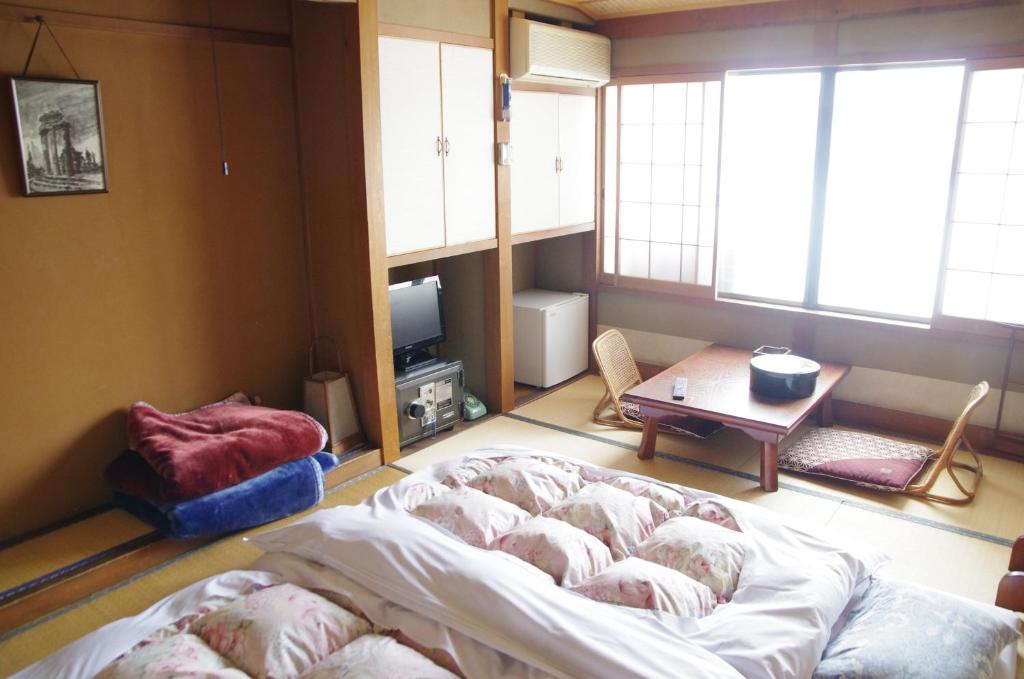 Postel nebo postele na pokoji v ubytování Ryokan Takayama