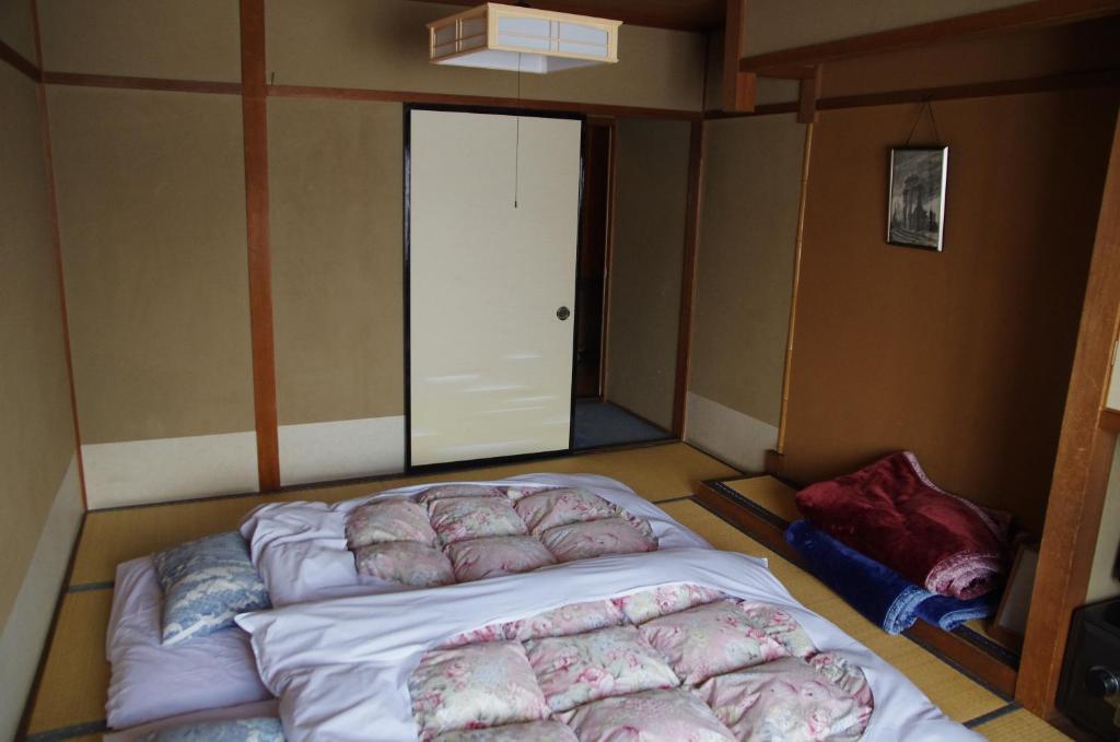 Postel nebo postele na pokoji v ubytování Ryokan Takayama