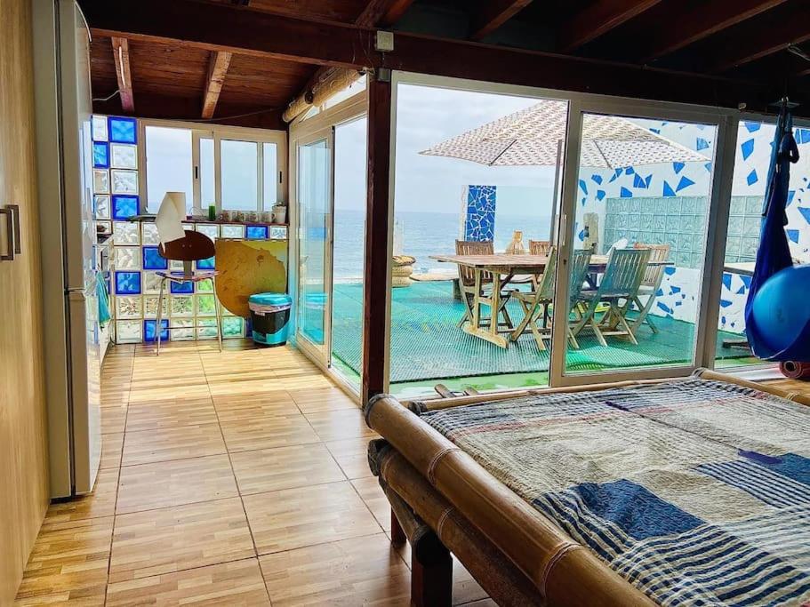 sala de estar con vistas al océano en Atico de la Pardela, en La Laguna