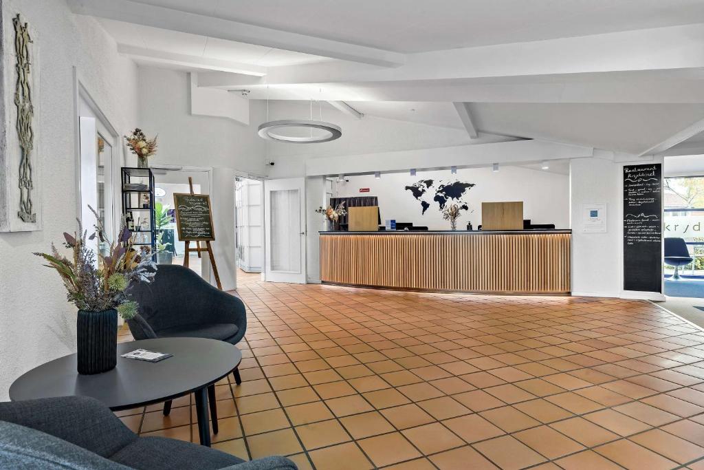 eine Lobby mit einem Warteraum und einer Theke in der Unterkunft Best Western Hotel Hillerød in Hillerød