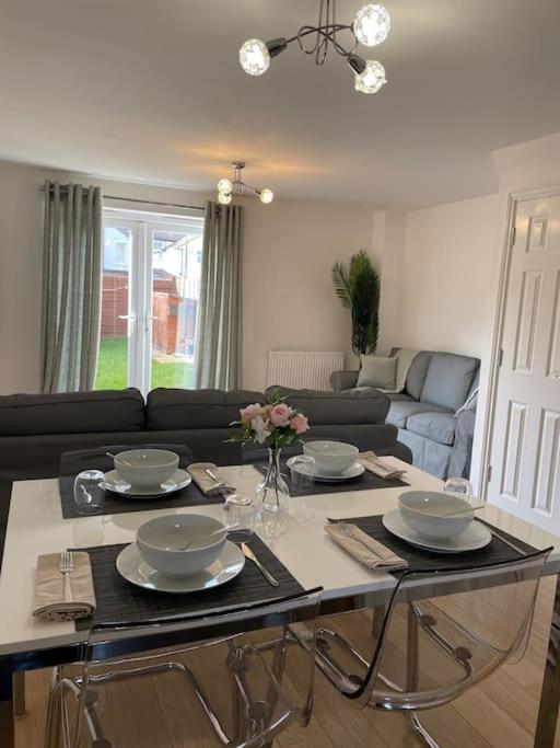 Luxury 4 Large Bedrooms West Thurrock Grays 3 bathrooms 1 en suite Netflix Free Parking - Four-Bedroom House