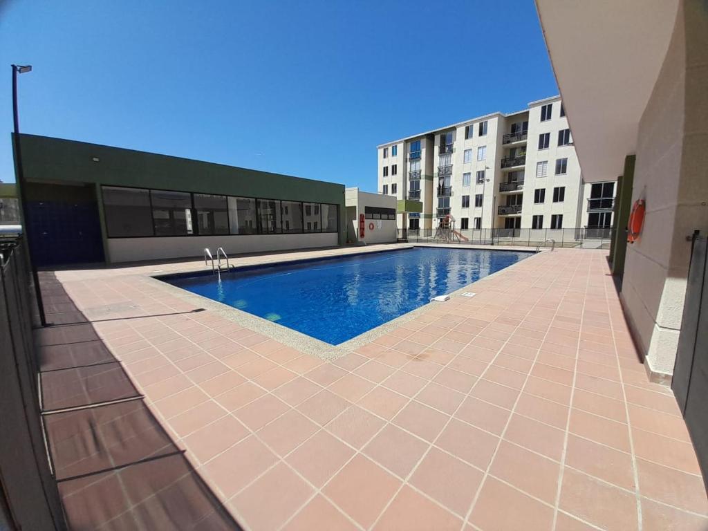 una piscina en medio de un edificio en Acogedor y Hermoso Apartamento Familiar con WiFi, en Santa Marta