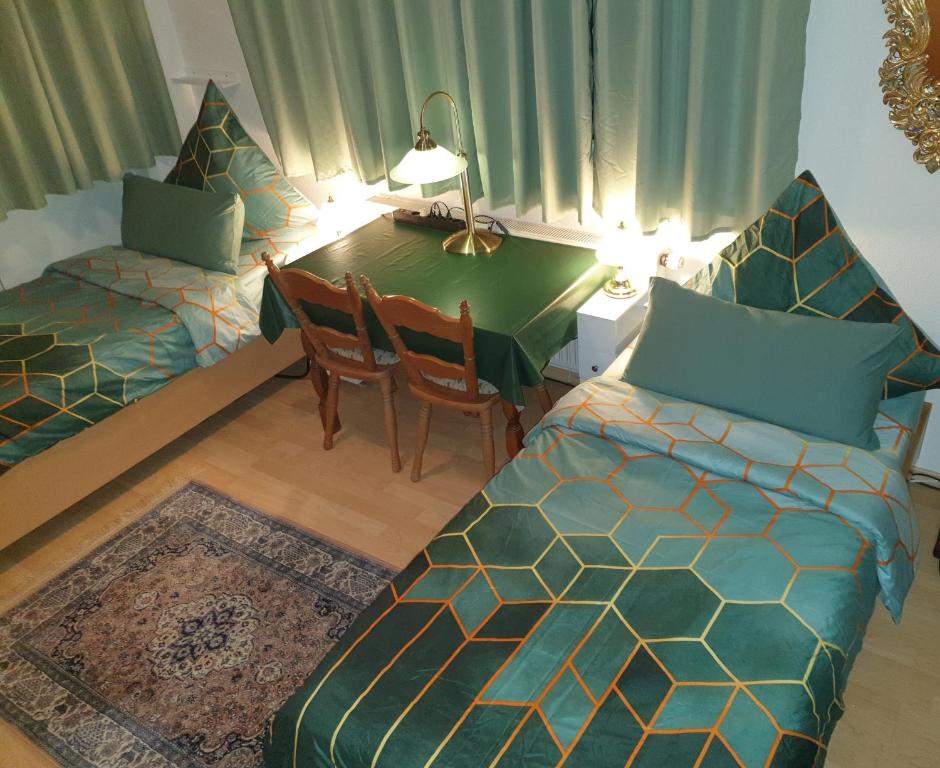 מיטה או מיטות בחדר ב-Zimmer Hohbuch mit Achalmblick