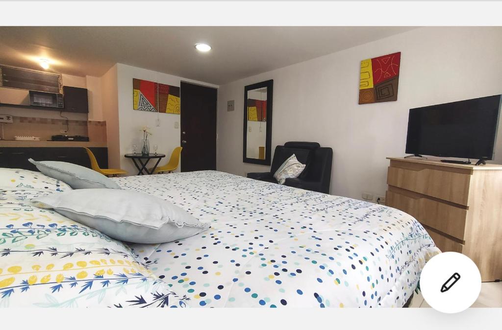 1 dormitorio con 1 cama y TV de pantalla plana en CAMAKING /WIFI/ NETFLIX/ NORTE/ VALLEDEATRIZ/MODERNO, en Pasto