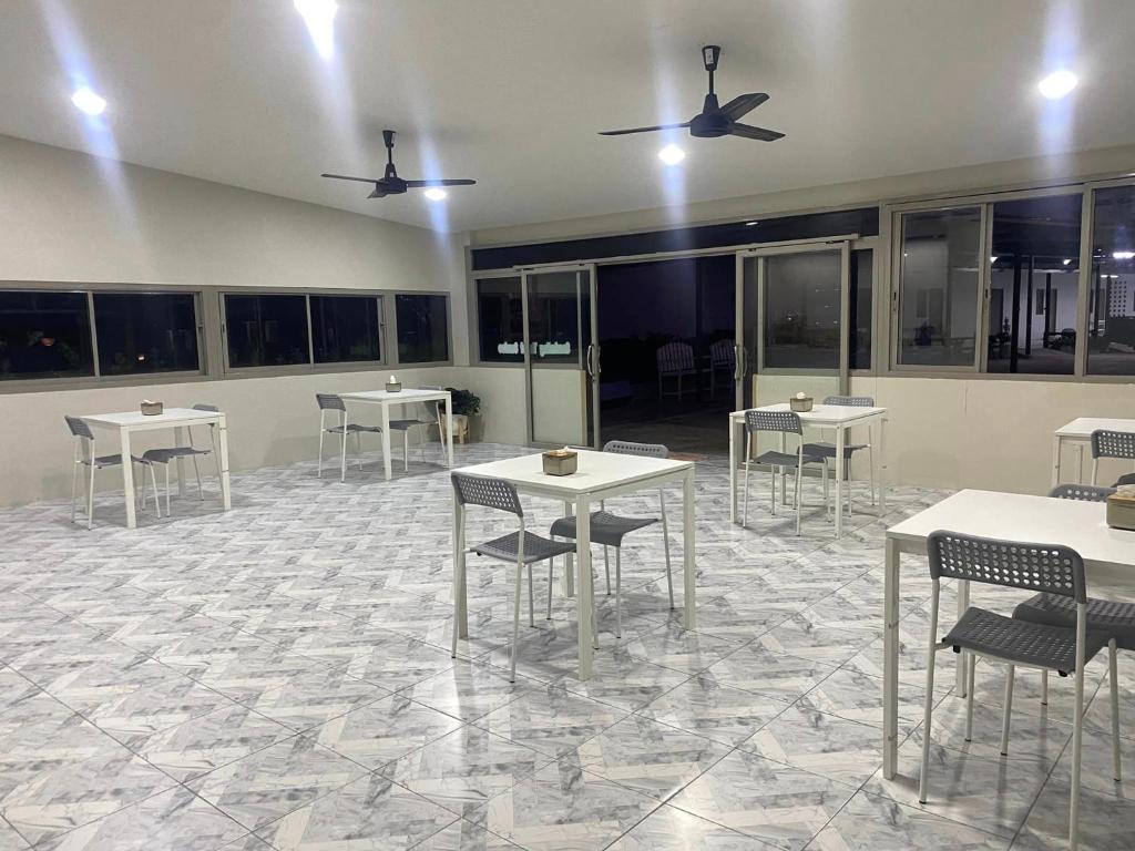 Restaurace v ubytování Juni House Chumphon
