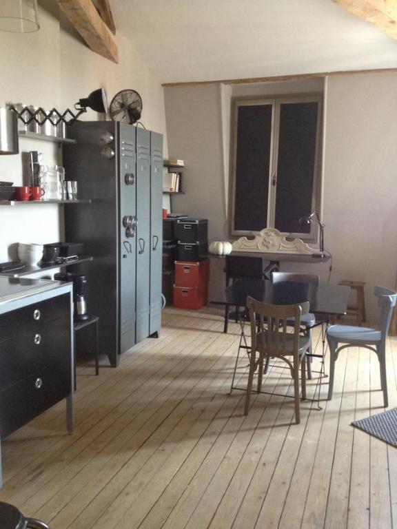 サン・ジェルマン・アン・レーにあるToits Republiqueのキッチン、ダイニングルーム(テーブル、椅子付)