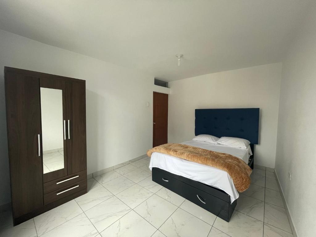1 dormitorio con 2 camas y espejo en Home Mariana, en Trujillo