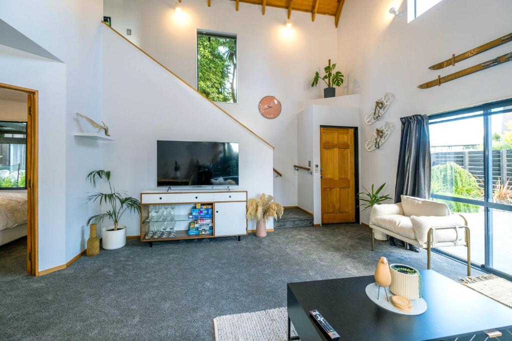 TV a/nebo společenská místnost v ubytování Little Black Chalet Methven