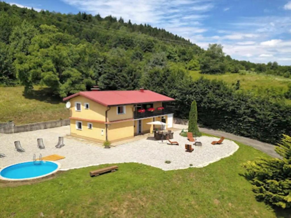 una vista aérea de una casa con patio trasero en Family friendly house with a swimming pool Vrbovsko, Gorski kotar - 20331, en Vrbovsko