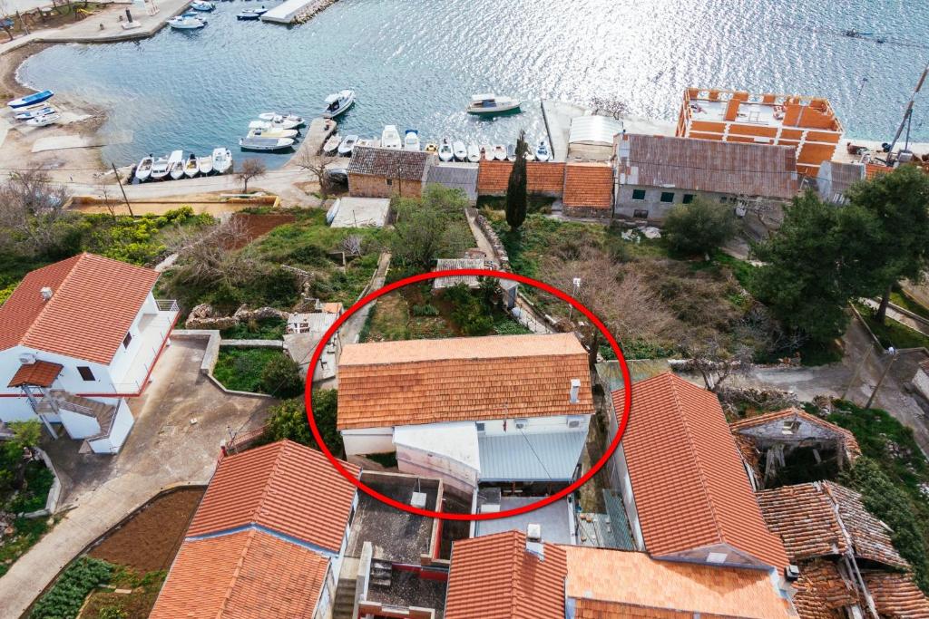 eine Luftansicht eines Hauses mit rotem Kreis in der Unterkunft Seaside holiday house Luka, Dugi otok - 20212 in Sali