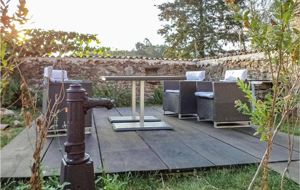 Vonkajšia záhrada v ubytovaní Cozy Home In La Souterraine