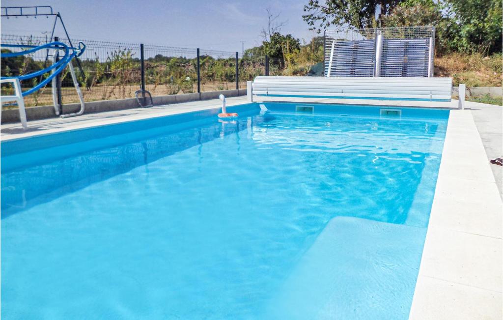 Bazén v ubytovaní Cozy Home In La Souterraine alebo v jeho blízkosti