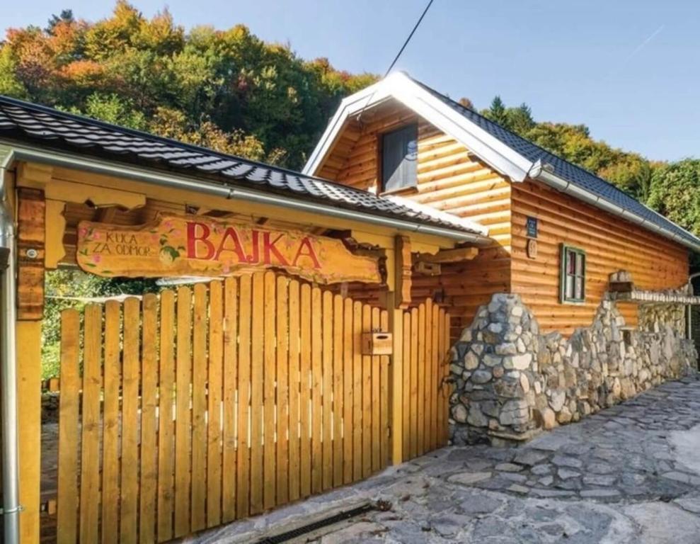 uma cabana de madeira com uma cerca em frente em Family friendly house with a parking space Vranov Dol, Prigorje - 20590 em Jastrebarsko