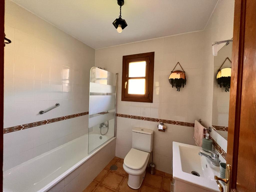 A bathroom at Los Robles Andrin