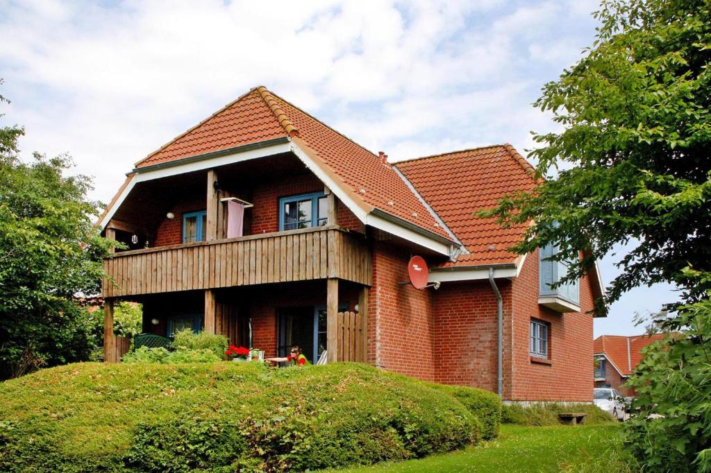 una casa de ladrillo rojo con techo de gambrel en Holiday resort Lemkenhafen, Fehmarn-Lemkenhafen en Lemkenhafen auf Fehmarn