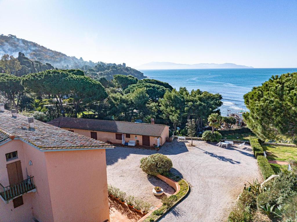 - une vue aérienne sur une maison et l'océan dans l'établissement Affitti Brevi Toscana - 50 passi dal mare, à Fonteblanda