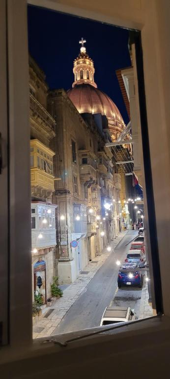 una vista da una finestra di una strada di notte di Green door Valletta a La Valletta