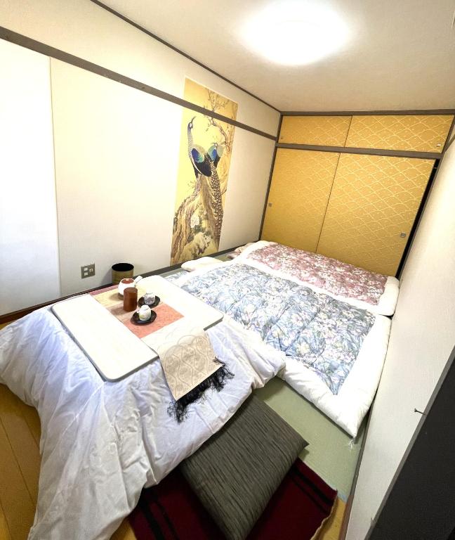 Postel nebo postele na pokoji v ubytování Kyoto Wakouan Retro Stay