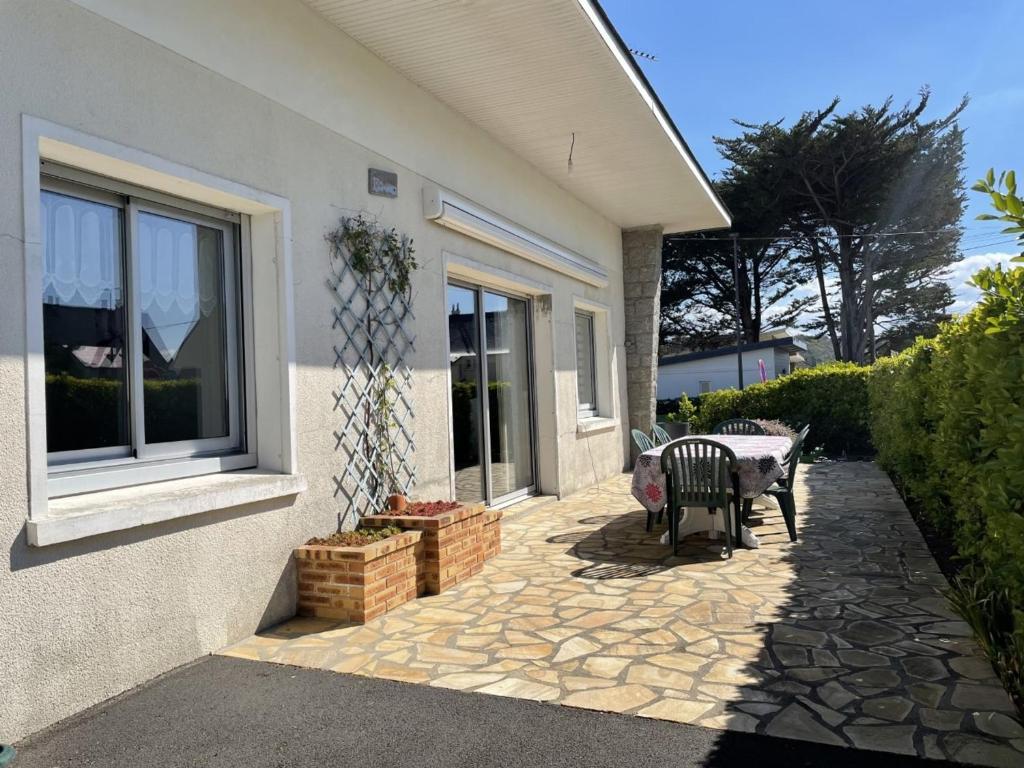 Photo de la galerie de l'établissement Maison 3 chambres à 100m de la plage avec grande terrasse, jardin clos et parking - Jullouville - FR-1-361-429, à Jullouville