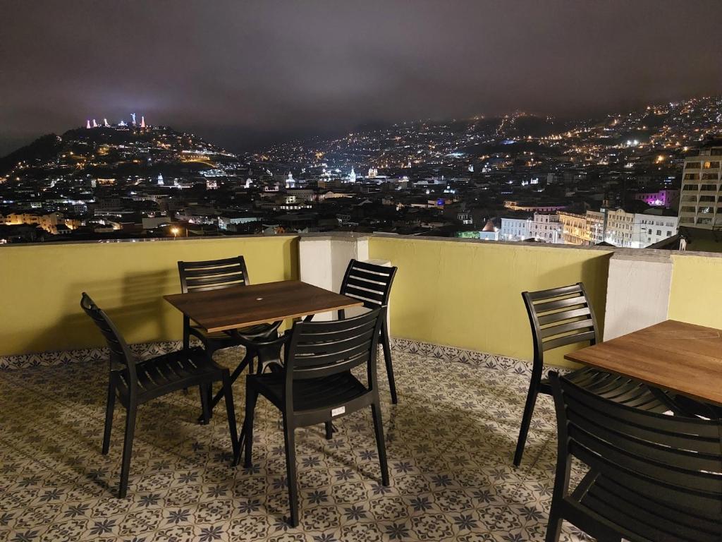 d'une table et de chaises sur un balcon avec vue. dans l'établissement LACASADELCORONEL, à Quito
