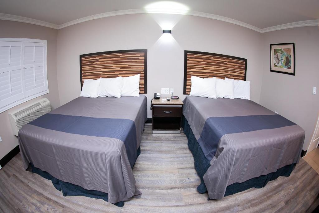 Postel nebo postele na pokoji v ubytování Diamond Bell Inn & Suites
