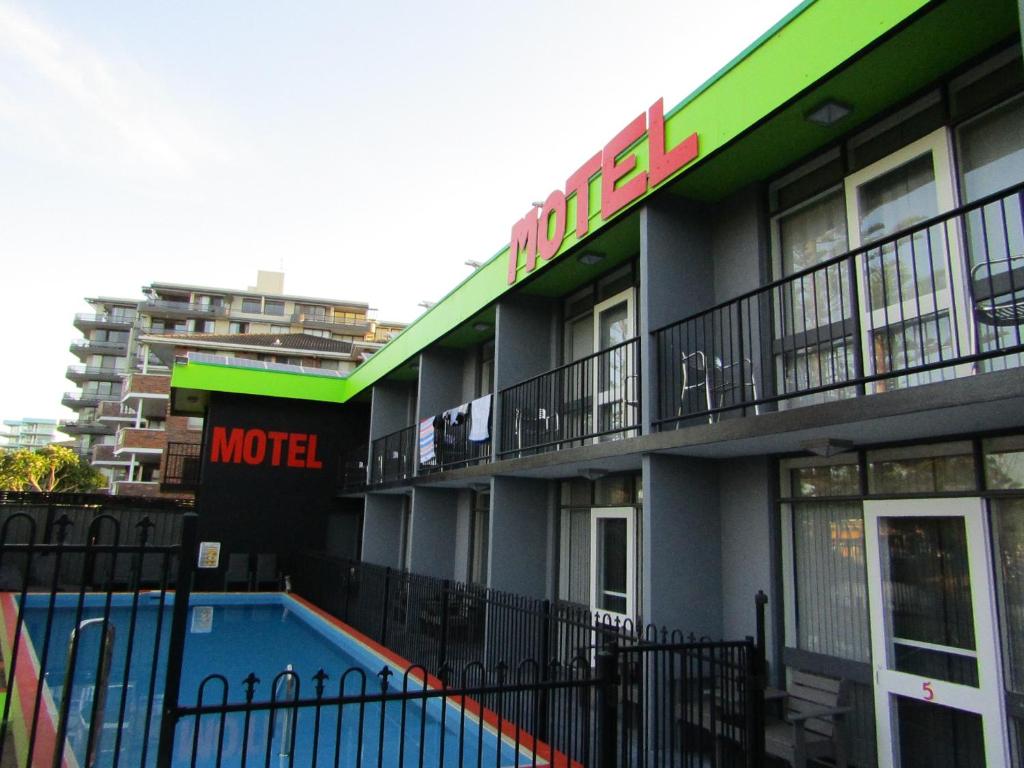 Bazén v ubytování Le George Motel nebo v jeho okolí