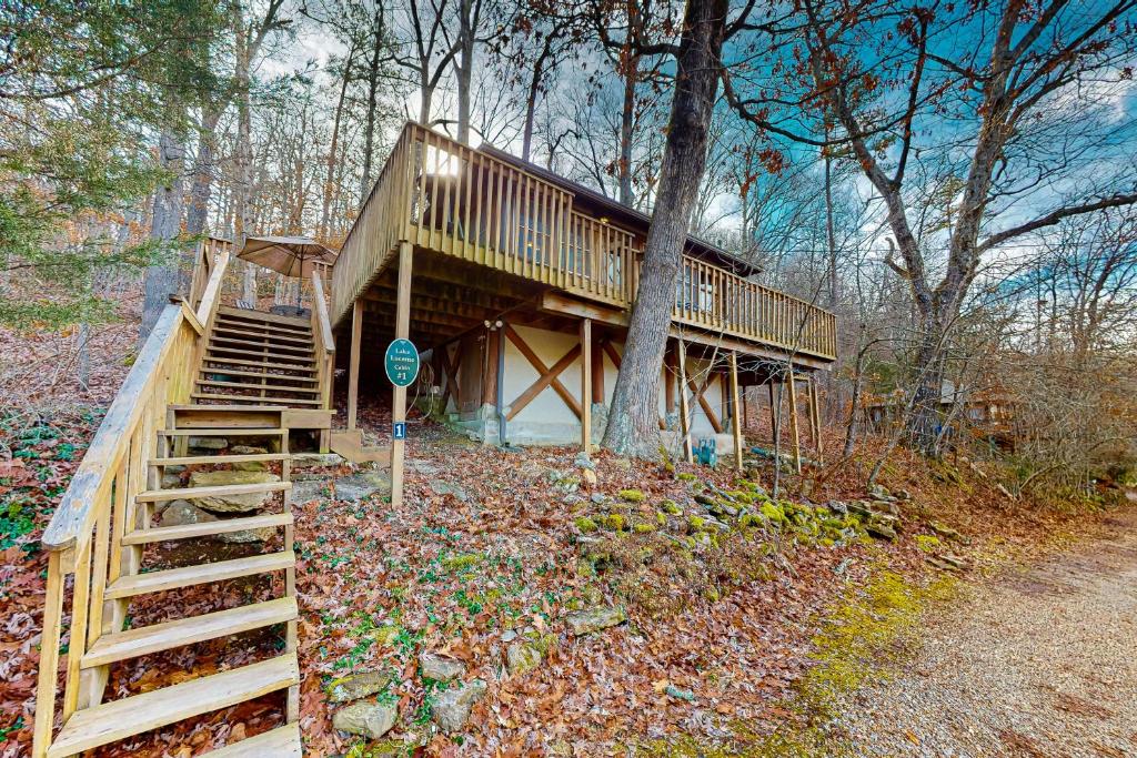Lake Lucerne Treehouse Cabin 01, Eureka Springs (updated prices 2024)