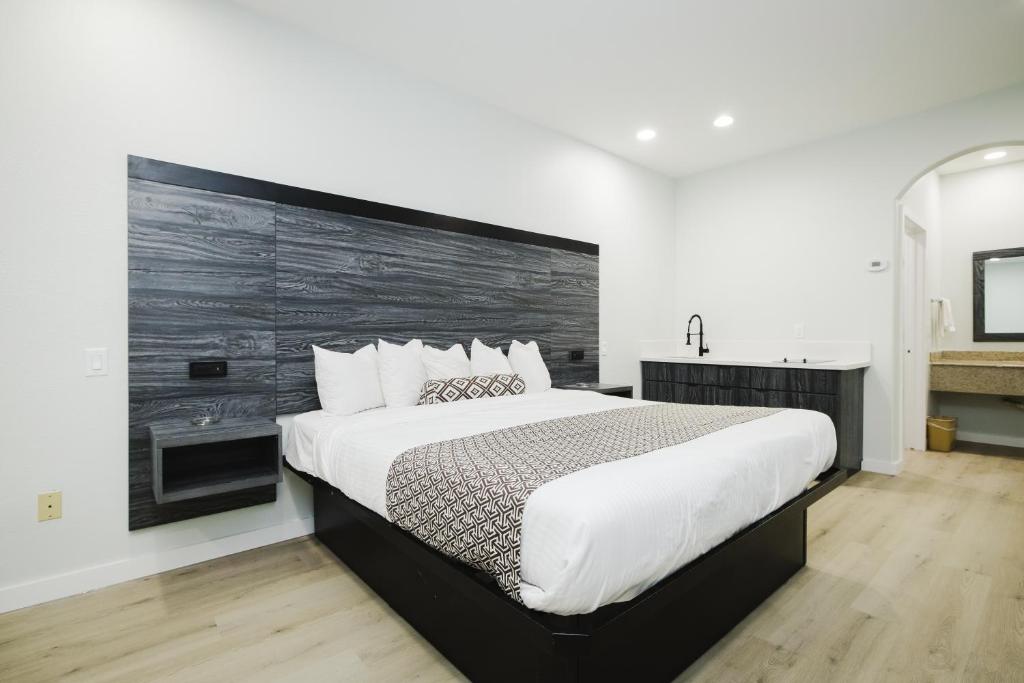 Sapphire Inn & Suites - 带小厨房的王室