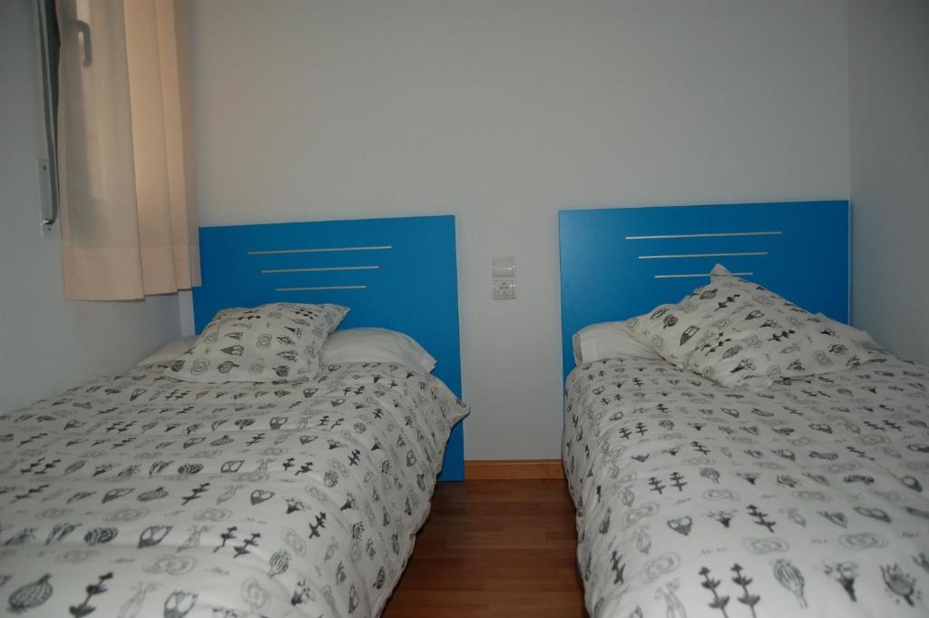 - 2 lits installés l'un à côté de l'autre dans une chambre dans l'établissement Apartamentos Santa Barbara II, à Santa Bárbara