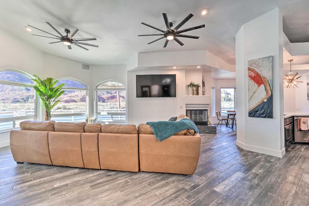 Televisyen dan/atau pusat hiburan di Spacious Parker House on the Colorado River!