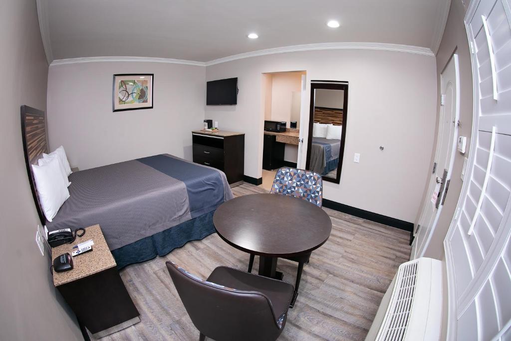 Postel nebo postele na pokoji v ubytování Diamond Bell Inn & Suites