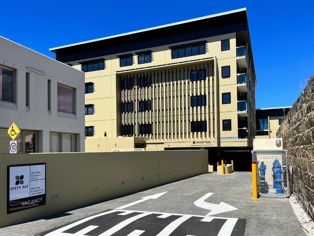 budynek z parkingiem przed nim w obiekcie Sixty Six Boutique Apartments w mieście Hobart