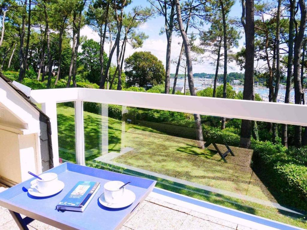 una mesa azul en un balcón con vistas en Appartement La Trinité-sur-Mer, 3 pièces, 4 personnes - FR-1-477-157, en La Trinité-sur-Mer