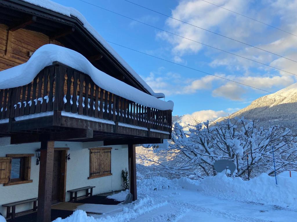 Obiekt Chalet Pres des Cimes ski-in ski-out zimą