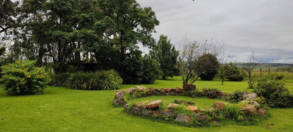 un jardín con un círculo de rocas en la hierba en Cherbury, en Winterton