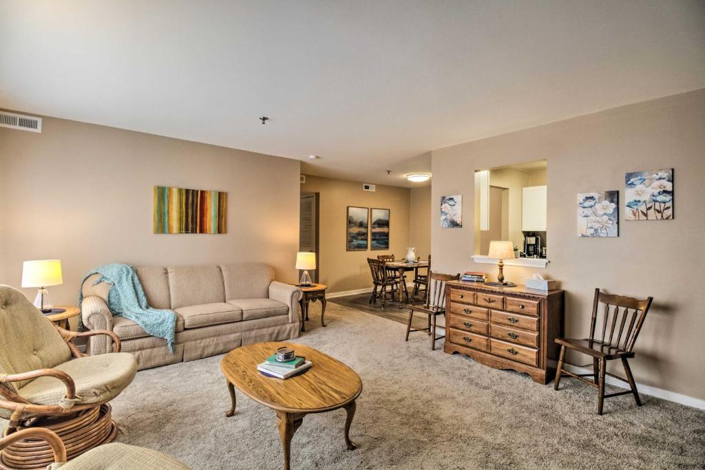Χώρος καθιστικού στο Laptop-Friendly Lexington Condo with Free WiFi