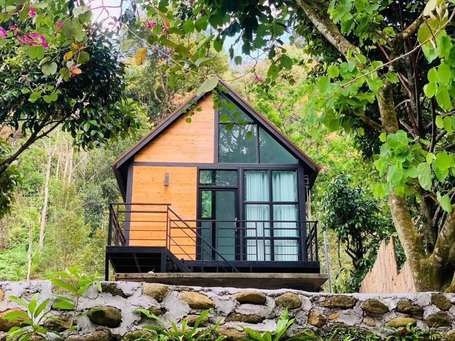 mały domek w lesie z oknem w obiekcie p.p. hill & house w mieście Ban Tha Phae