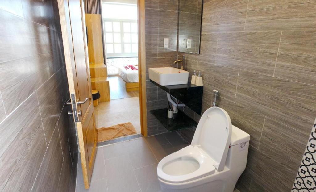潘切的住宿－EMERALD OCEAN HOTEL，一间带卫生间和水槽的浴室