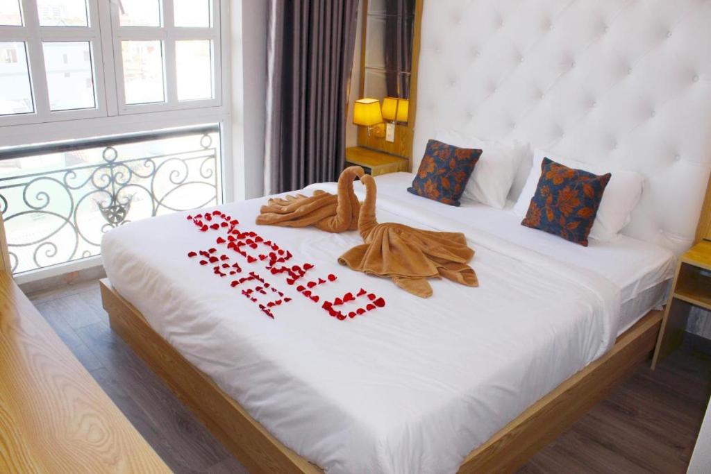 a bed with a sign that says happy birthday at EMERALD OCEAN HOTEL in Phan Thiet