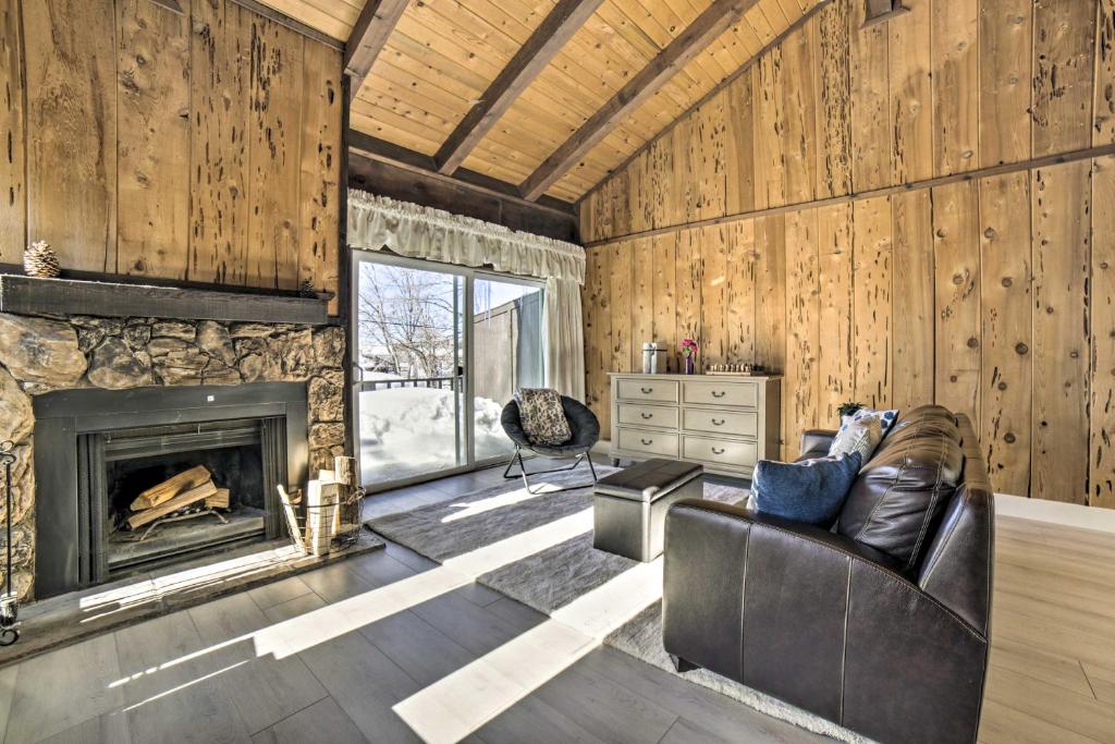 O zonă de relaxare la 1 Mi to Lake Tahoe Vacation Rental Home!