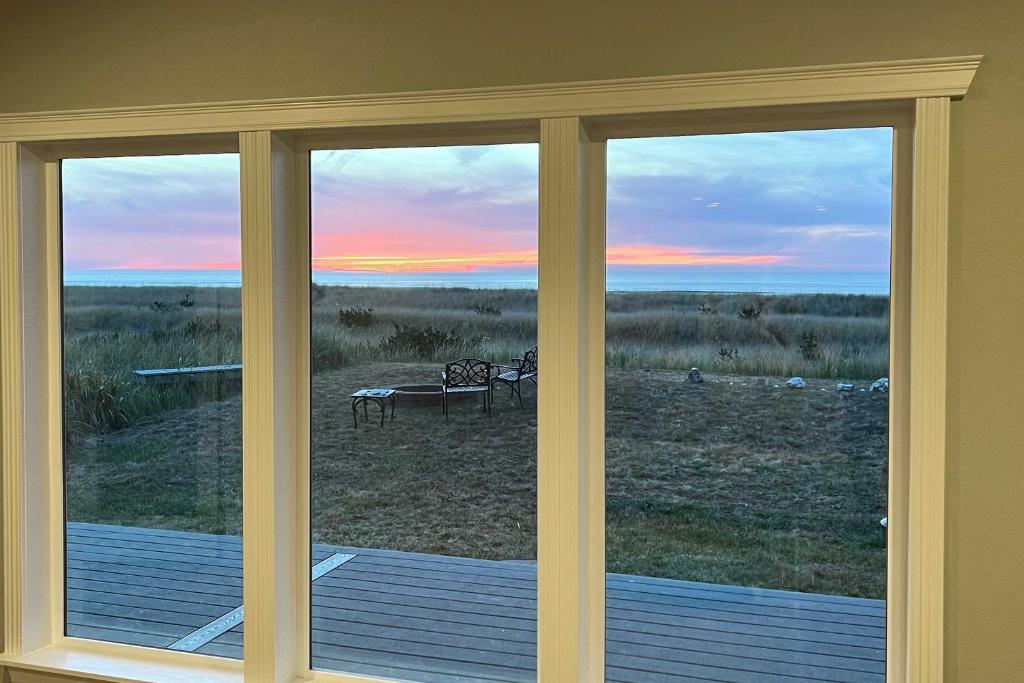 Beachfront Westport Home with Deck!, Westport (updated prices 2024)