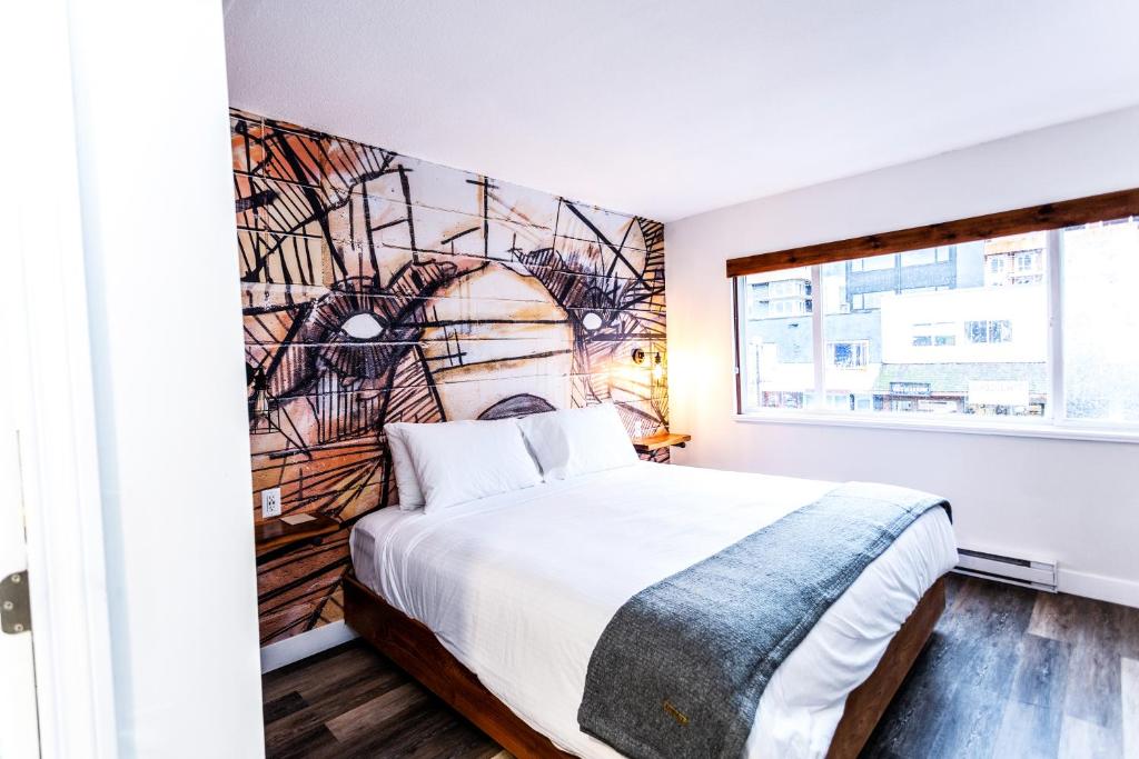 Postel nebo postele na pokoji v ubytování Crash Hotel Squamish